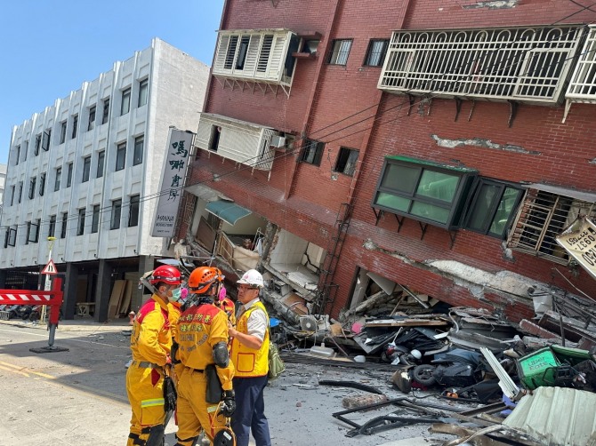 대만 기상청에 따르면 3일 오전 7시 58분(현지시각) 대만 북동부 최대 도시인 화롄에서 남동쪽으로 7㎞ 떨어진 곳에서 규모 7.3 지진이 발생했다. 유럽지중해지진센터(EMSC)는 지진 규모를 7.4, 중국은 7.3으로 관측했다. 사진은 화롄 지진 현장에서 소방관들이 구조 작업하고 있는 모습.  사진=로이터