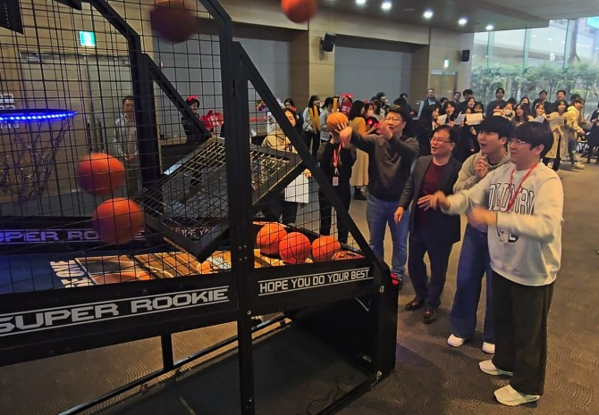 지난 29일 NS홈쇼핑 강당에서 열린 ‘우주오락실’에 행사에서 조항목 대표이사가 임직원과 함께 농구 슈팅 게임을 하고 있다. / 사진=NS홈쇼핑