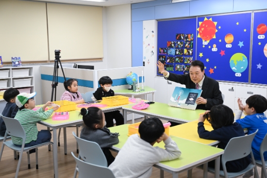 윤석열 대통령이 지난달 29일 경기도 화성시 아인초등학교에서 늘봄학교 일일 특별 교사로 학생들에게 우주와 로켓 관련 그림책을 읽어주고 있다.사진=연합뉴스 