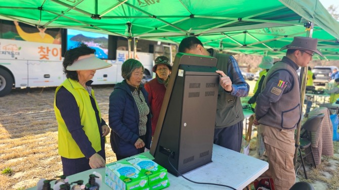 영암군이 지난 1일 금정면 신유토마을에서 ‘찾아가는 전남행복버스’와 함께 맞춤형 통합서비스 활동을 실시했다. 사진=영암군