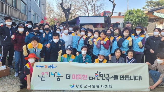 장흥군여성자원봉사회(회장 이성숙)는 지난 1일 장흥읍에 있는 주거환경 취약가구를 방문하여 ‘청소봉사’를 실시했다고 전했다. 사진=장흥군