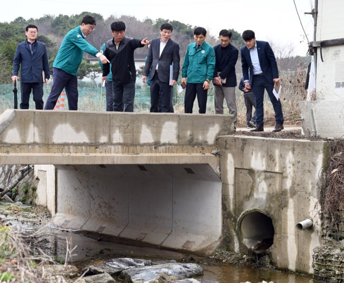 이민근 시장이 지난 3일 상록구 사사동에 소재한 사사1천을 직접 방문해 관리 실태를 점검하고, 여름철 자연 재난에 선제 대응하기 위한 각종 대책을 논의했다. 사진=안산시