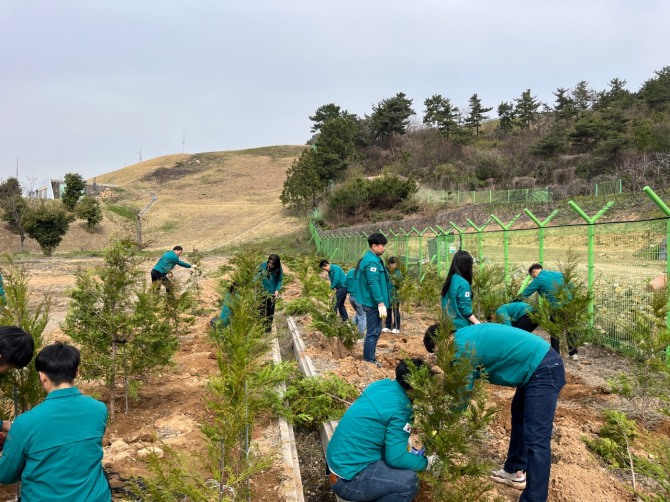 광양시 상수도과는 2일 ‘푸른 광양 만들기’ 선포 기념 일환으로 마동정수장에 나무 심기와 봄꽃 식재를 실시했다고 밝혔다. 사진=광양시