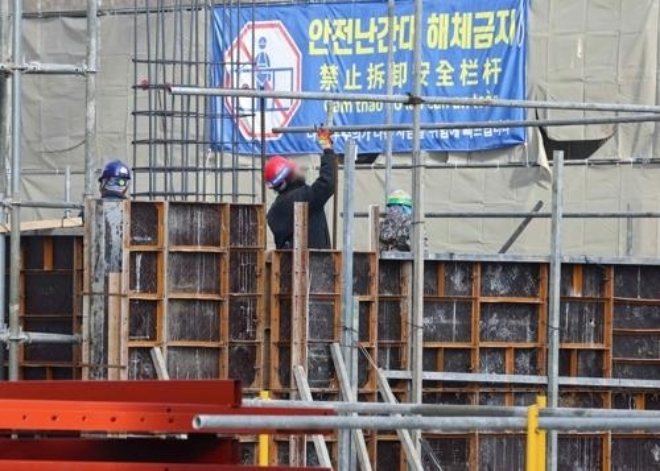 한 공사현장에서 근로자들이 작업을 하고 있는 모습. 사진=연합뉴스