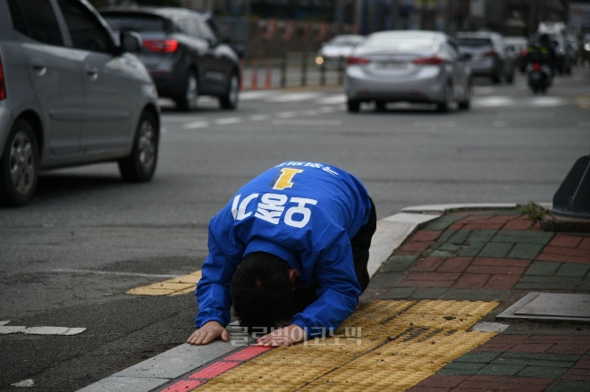 더불어민주당 포항북구 오중기 후보가 4일부터 지역 곳곳을 돌며 큰절로 지지를 호소하고 있다. 사진=후보자 캠프제공. 