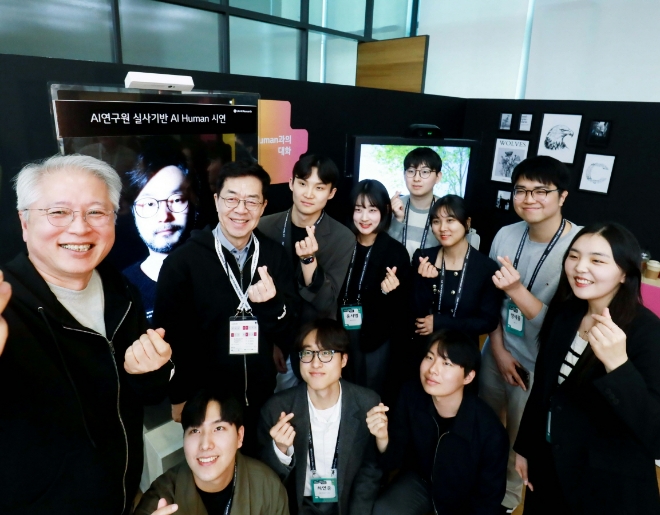 권봉석 ㈜LG COO 부회장(왼쪽에서 첫 번째)이 4일 서울 강서구 마곡 LG사이언스파크에서 열린 LG 테크 컨퍼런스에서 이공계 인재들과 기념 촬영을 하고 있다. 사진=㈜LG