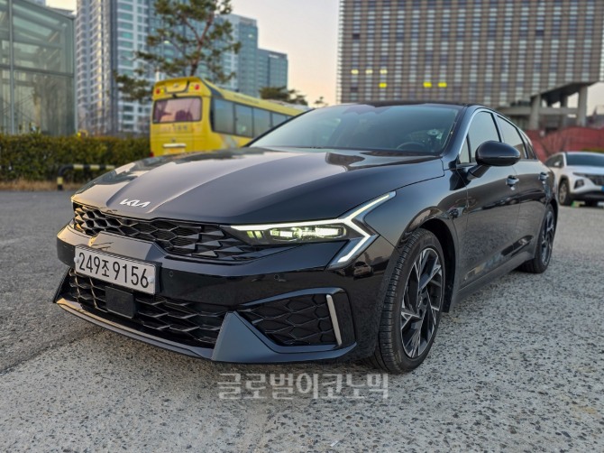 기아 중형세단 K5는 스포티한 외관으로 젊은 고객층도 중형세단 구매를 고려하게 만드는 모습 더 뉴 K5로 돌아왔다. 사진=글로벌이코노믹