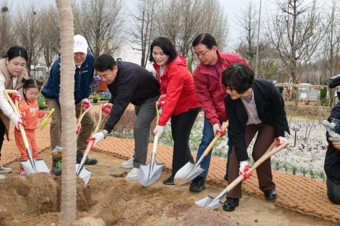 나무심기 참여 중인 박춘선 서울시의원(오른쪽 세번째. 사진=서울시의회
