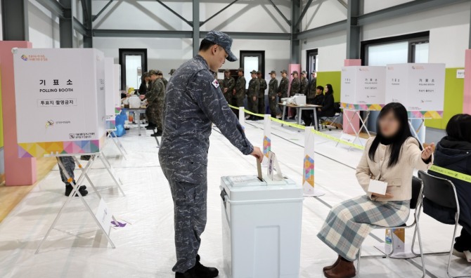 제22대 국회의원 선거 사전투표 첫날인 5일 부산 남구 용당세관 어울마당에 마련된 용당동 사전투표소에서 해군 장병들이 소중한 한 표를 행사하고 있다. 사진=뉴시스