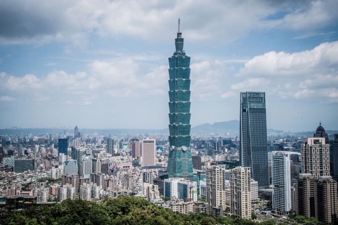 규모 7.4 강진에도 끄떡없이 버틴 대만 최고층 빌딩 '타이베이 101'