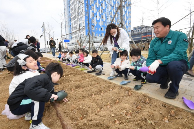 시흥시가 제79회 식목일을 맞아 5일 시화MTV 경관녹지(정왕동 2726-4 일원)에서‘시화호 30주년 기념 식목일 나무 심기’행사를 개최했다. 사진=시흥시