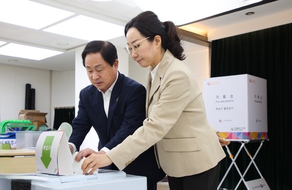 주광덕 남양주시장(왼쪽)이 아내 박주영 여사와 함께 금곡동 사전투표소를 찾아 한 표를 행사했다 .사진=남양주시