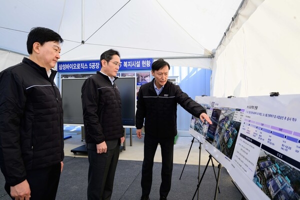 삼성바이오로직스 인천사업장을 찾은 이재용 회장이 5공장 건설 현장에서 관계자 브리핑을 듣고 있다. 사진=삼성전자