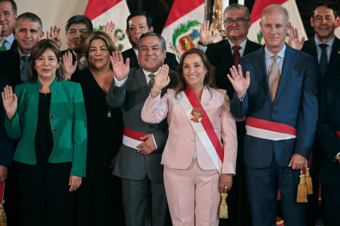디나 볼루아르테 페루 대통령(가운데 분홍정장을 입은 여성). 사진=로이터