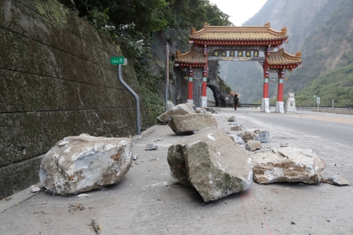4일 많은 지진 피해가 발생한 대만 동부 화롄현 타이루거 국립공원 입구 도로에 커다란 바위들이 떨어져 있다. 사진=화롄AP/연합뉴스