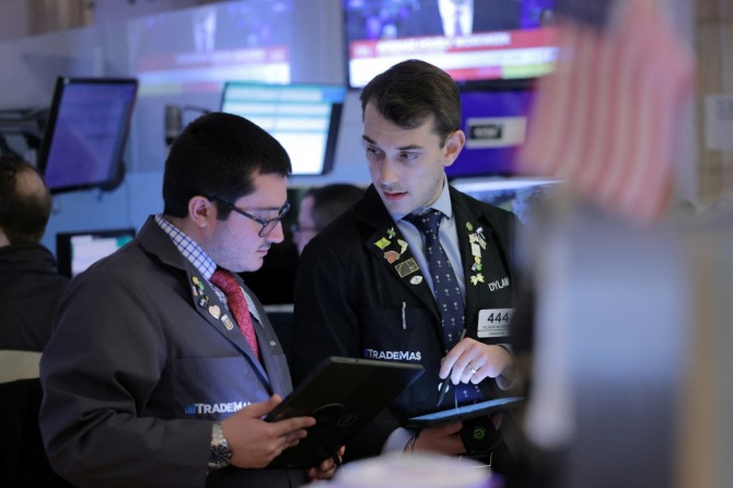 미국 뉴욕증권거래소(NYSE)에서 트레이더들이 일하는 모습. 사진=로이터
