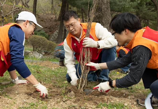 이호정 SK네트웍스 대표이사(가운데)와 임직원들이 지난 5일 식목일을 맞아 남산공원에서 무궁화 묘목 식재 활동을 하고 있다. 사진=SK네트웍스