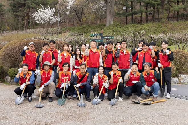 지난 5일 식목일을 맞아 남산공원에서 무궁화 묘목 식재 활동을 한 이호정 SK네트웍스 대표이사(뒷줄 왼쪽에서 다섯 번째)와 임직원들이 기념촬영을 하고 있다. 사진=SK네트웍스