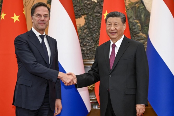 마르크 뤼터 네덜란드 총리(왼쪽)가 지난달 3월 27일 중국 베이징에서 시진핑 중국 국가주석과 악수하고 있다. 사진=AP/연합뉴스