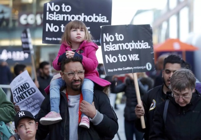 영국의 이슬람계 시민들이 지난 2017년 영국 버밍햄에서 이슬람 공포증으로 대변되는 이슬람 차별문화에 반대하는 시위를 벌이고 있다. 사진=로이터