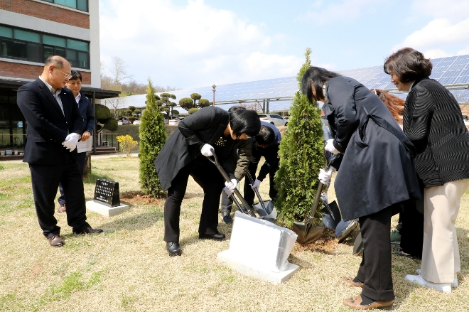 지난 5일 박용석(맨왼쪽) 충북보건과학대학교 총장과 신임교원 37명 등이 기념 식수 행사에 참여해 나무를 심고 있다. 사진=충북보건과학대