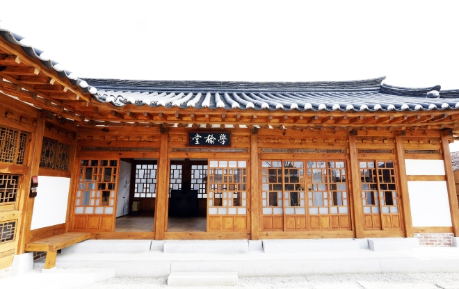 최종건 SK 창업회장과 최종현 선대회장이 태어나 자란 수원시 권성구 평동에 소재한 생가 ‘SK고택(古宅)’ 내 한옥 기념관. 처마에 ‘학유당(學楡堂)’ 현판이 붙어있다. 사진=SK그룹