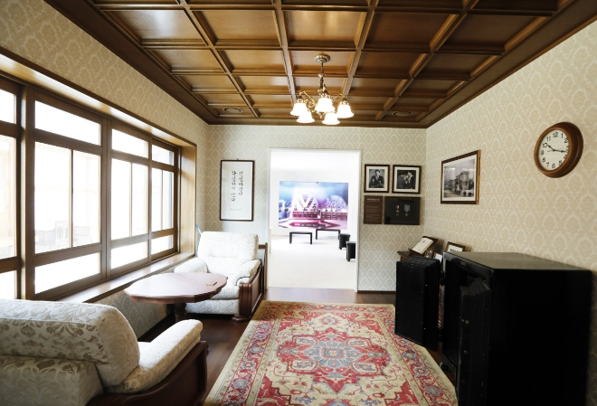 수원시 권선구 평동에 소재한 최종건 SK 창업회장, 최종현 선대회장의 생가 ‘SK고택(古宅)내부를 재현한 공간. 벽에는 두 거목의 부친인 최학배 공의 ‘건실하면서 확실하게 산다’는 좌우명이 붙어있다. 사진=SK그룹