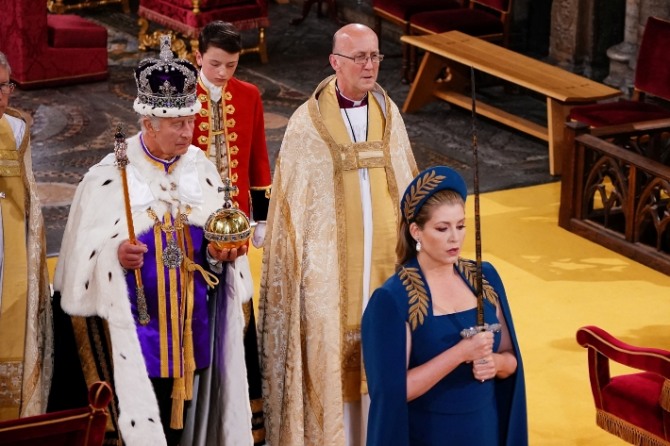 지난해 6월 6일(현지시각) 영국 런던 웨스트민스트 사원에서 찰스 3세 영국 국왕(맨 왼쪽)의 대관식이 열린 가운데 페니 모돈트 추밀원 의장(하원 보수당 원내대표·맨 오른쪽)이 왕실을 상징하는 보검을 들고 걷고 있다. 이날 모돈트 의장은 대관식 내내 길이 121㎝, 무게는 3.5㎏에 달하는 보검을 흐트러짐 없는 자세로 들어 화제가 됐다. 사진=로이터