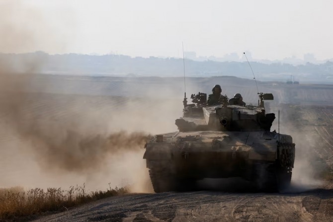 이집트 국영 방송이 이스라엘과 하마스 대표 간 진행된 휴전 협상에 진전이 있었다고 보도했다. 사진은 가자지구 국경 근처에서 기동하고 있는 이스라엘군 전차의 모습.  사진=로이터