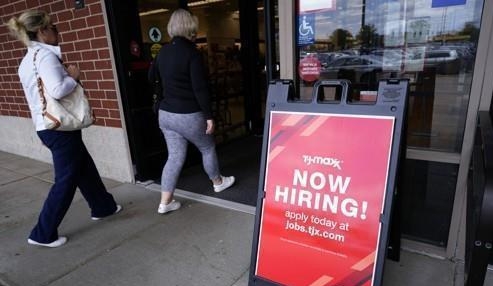 미 노동부의 3월 고용지표는 예상을 뛰어넘는 수준이다. 사진은 채용 포스터가 입구에 붙은 미  매장. 사진=AP/연합뉴스