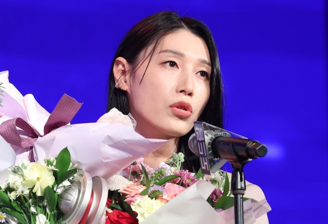 8일 오후 서울 서초구 더케이호텔에서 열린 프로배구 2023-2024 V-리그 시상식에서 여자부 정규리그 MVP에 선정된 흥국생명 김연경이 수상 소감을 말하고 있다. 사진=연합뉴스