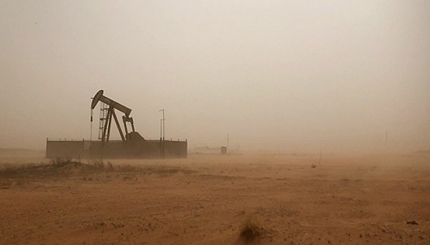 2018년 4월13일 미국 텍사스주 미들랜드에서 펌프잭이 석유를 끌어올리고 있다.     사진=로이터/연합뉴스