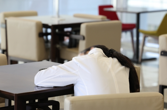 서울 시내 한 의과대학에서 가운을 입은 한 학생이 휴식을 취하고 있다.사진=연합뉴스