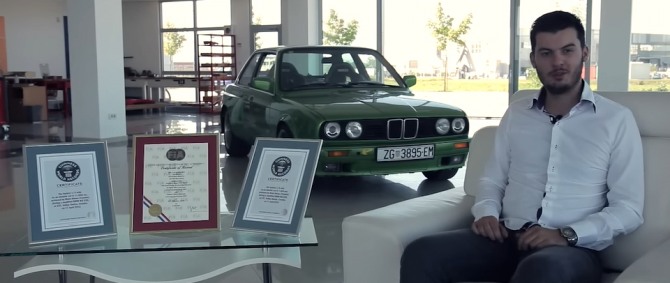 2012년 제작된 홍보 영상에서 리막의 첫 번째 테스트 모듈 BMW e-M3를 전시해두고 마테 리막이 인터뷰를 하고 있다. 사진=리막 오토모빌리