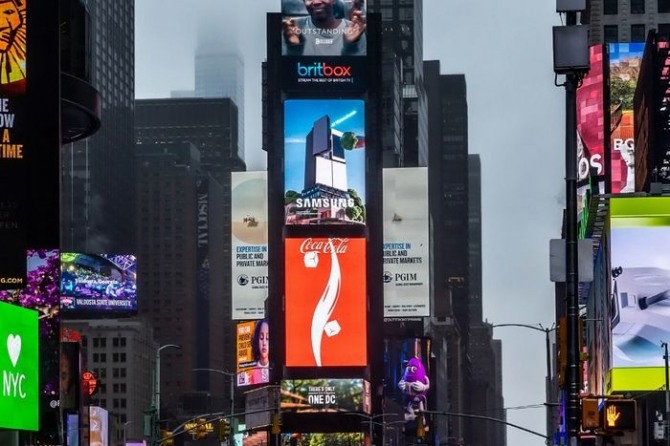 삼성전자가 미국 뉴욕 타임스스퀘어에서 '비스포크 AI 패밀리허브' 냉장고 영상으로 옥외광고를 선보이고 있다. 사진=삼성전자