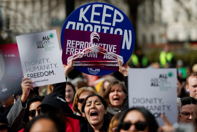 낙태권 지지자들이 미국 워싱턴DC 소재 연방대법원 앞에서 지난달 26일 격렬한 시위를 벌이고 있다. 사진=로이터 