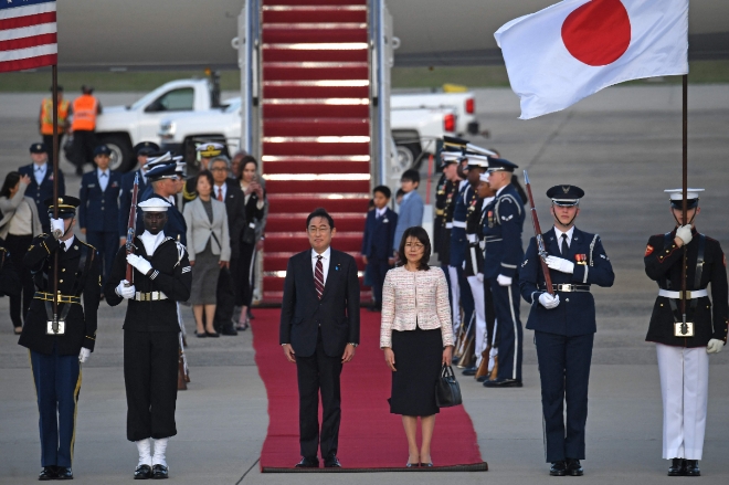 기시다 후미오 일본 총리(가운데 왼쪽)와 부인 유코 여사가 8일(현지시간) 미국 메릴랜드주 앤드루스 합동기지에 도착해 의장대 환영을 받고 있다. 기시다 총리는 오는 10일 조 바이든 미국 대통령과 회담할 예정이다.  사진=연합뉴스
