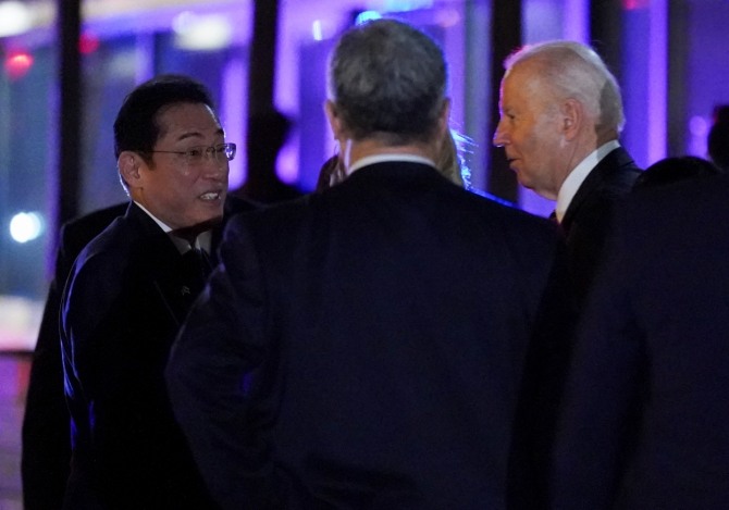 조  바이든  미국 대통령이 9일(현지시각) 워싱턴DC의 한 식당에서  기시다  후미오 일본 총리와 대화하고 있다.  사진=로이터/연합뉴스