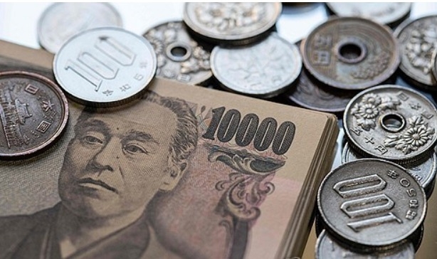 일본 엔화 동전과 1만 엔 짜리 지폐. 사진=AFP/연합뉴스