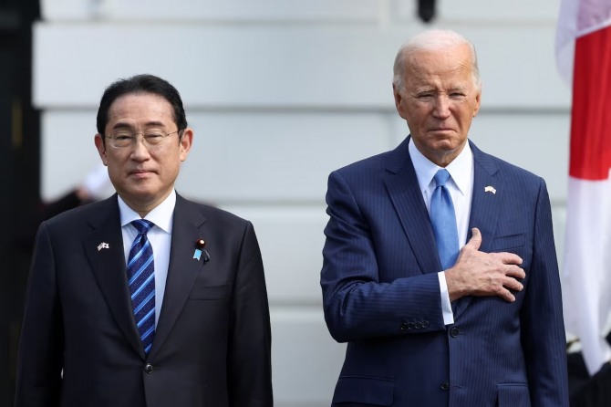 조 바이든 미국 대통령과 기시다 후미오 일본 총리가 10일(현지 시각) 백악관에서 공식 환영 행사를 하고 있다. 사진=로이터