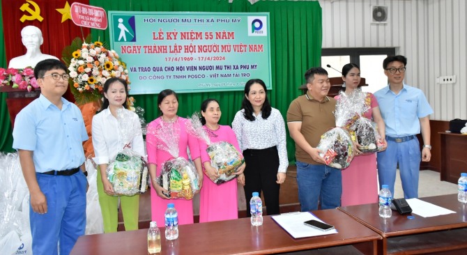 포스코베트남은 푸미타운 시각장애인협회 회원들에게 선물을 기증했다.
