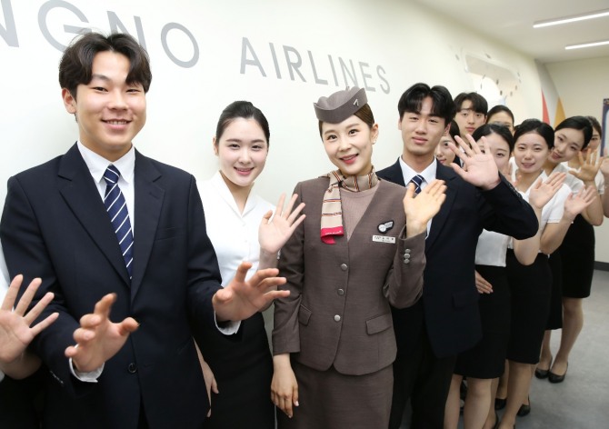 아시아나항공이 11일 서울 종로구 종로산업정보학교에서 진행된 '색동나래교실'에서 자사 승무원과 항공서비스학과 학생들이 기념 촬영을 하고 있다. 사진=아시아나항공