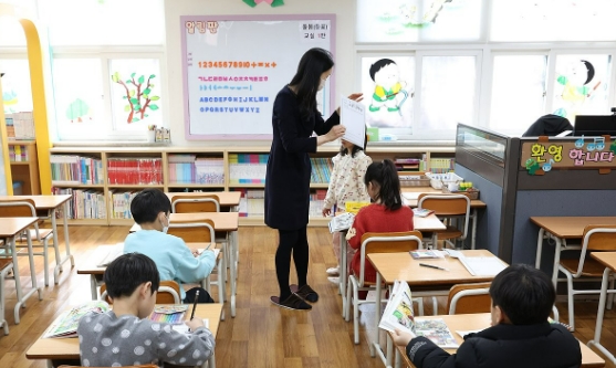 지난달 4일 서울의 한 초등학교 돌봄교실에서 교사가 학생들과 함께 책 읽기 수업을 하고 있다. 사진=연합뉴스