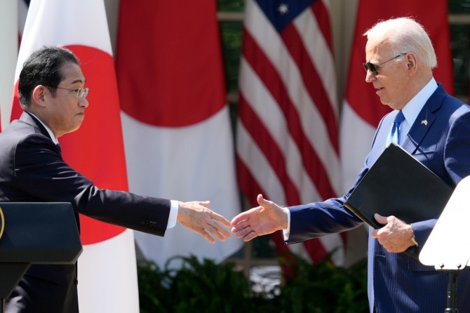 조 바이든 미국 대통령과 기시다 후미오 일본 총리가 10일(현지시각) 미 백악관에서 공동기자회견을 개최한 뒤 악수하고 있다. 사진=뉴시스
