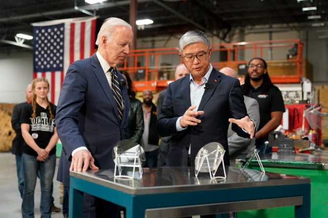 지난 2022년 조 바이든 미국 대통령이 29일(현지시각) 미시간주 베이시티에 있는 SK실트론 CSS 공장을 방문해 탄화규소(SiC) 웨이퍼에 관한 설명을 듣고 있다. 사진=뉴시스