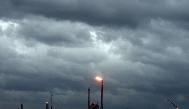 2008년 9월 12일, 텍사스 휴스턴 근처에서 허리케인 아이크가 멕시코 만을 향해 접근하는 가운데 정유소 위에 어두운 구름이 보인다. 사진=로이터/연합뉴스