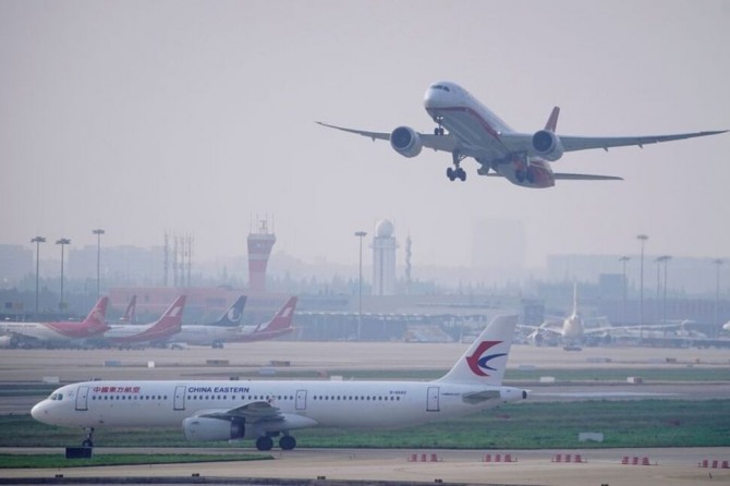 지난 2020년 6월 4일(현지시간) 중국 상하이에 있는 훙차오국제공항에서 중국 항공사 여객기가 이륙하고 있다. 사진=로이터