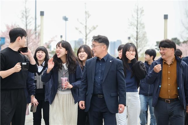 김종필 이사장이 직원들과 미식회를 끝낸 후 산책하고 있다.