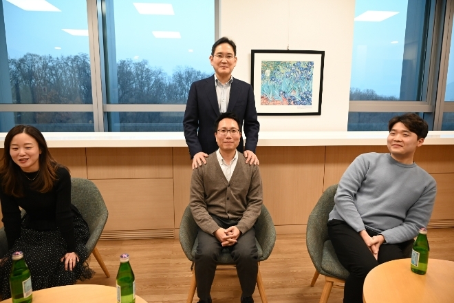지난 1월 이재용 삼성전자 회장은 서울 우면동 삼성리서치를 방문해 연구원들과 간담회를 가진 뒤 기념 사진을 촬영을 한 바 있다. 사진=삼성전자