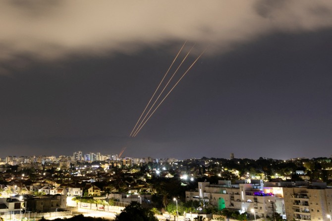 이란이 이스라엘을 향해 드론과 미사일을 발사한 직후인 14일(현지시각) 이스라엘 아슈켈론에서 미사일 방어 시스템이 작동하고 있다. 사진=로이터